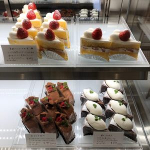 絵本の中のような可愛いケーキ屋さん ケーキと焼菓子の店 Haberu にも行けました 越谷 整体 産後骨盤矯正 子連れ大歓迎 おうち整体ヨガサロン Tetote テトテ